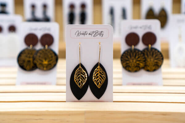 Ohrringe aus Polymerton schwarz gold mit Blatt - handgemacht von Kreativ mit Betty
