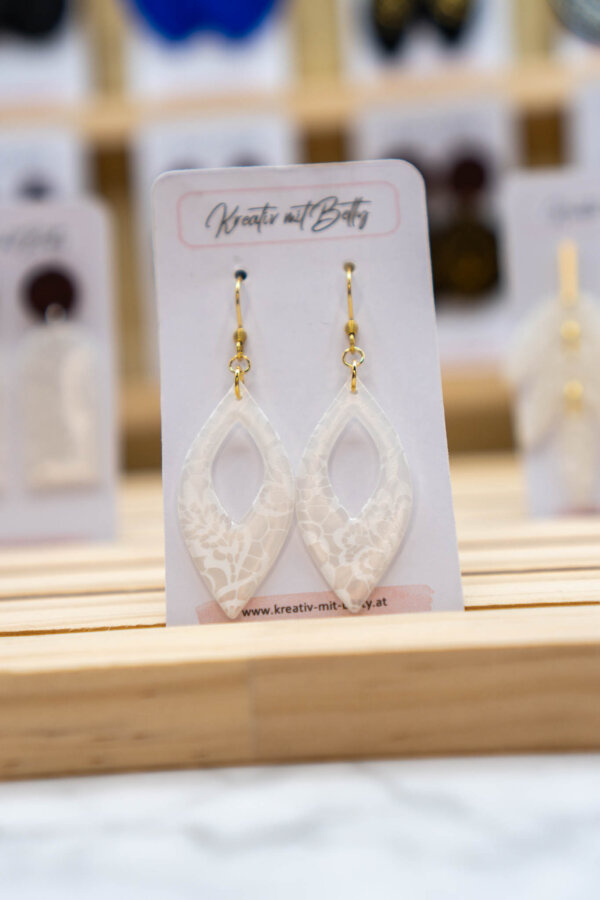 weiße halb transparente Ohrringe aus Polymerton handgemacht von Kreativ mit Betty