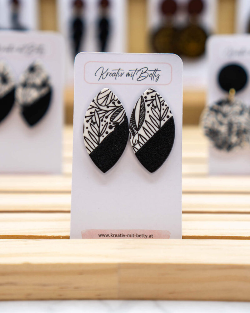 schwarz weiße Ohrringe mit floralem Muster aus Polymerton handgemacht von Kreativ mit Betty