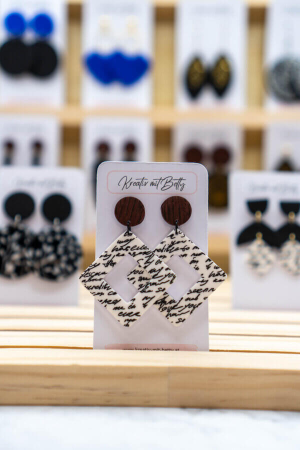 schwarz weiße Ohrringe aus Polymerton handgemacht von Kreativ mit Betty