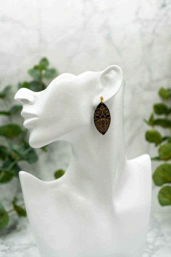 schwarz gold Mandala Ohrringe aus Polymerton handgemacht von Kreativ mit Betty
