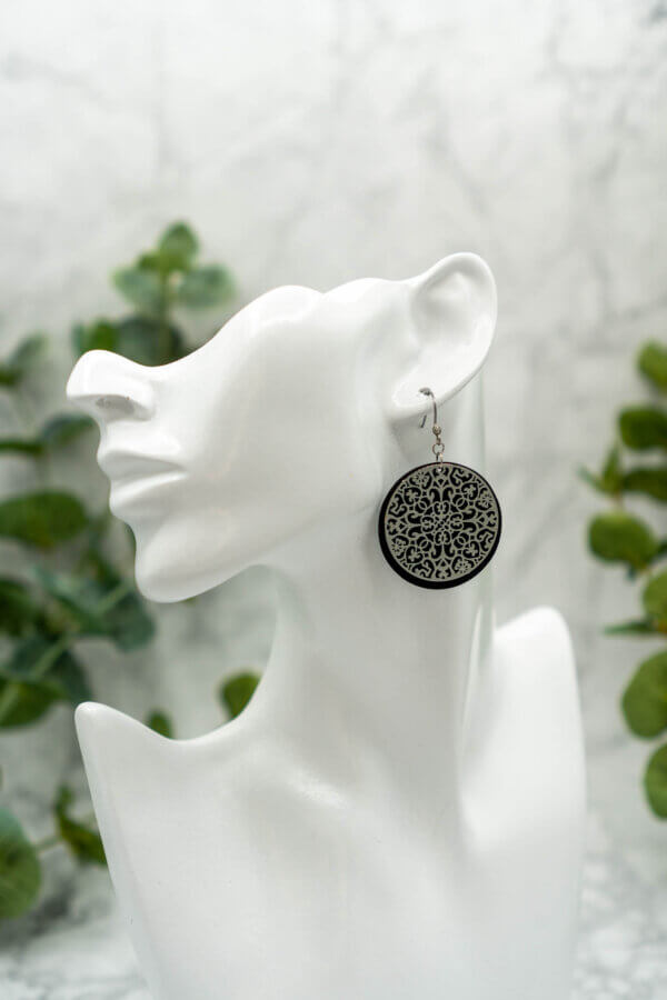 Edelstahl Mandala Ohrringe mit schwarzem Polymerton handgemacht von Kreativ mit Betty