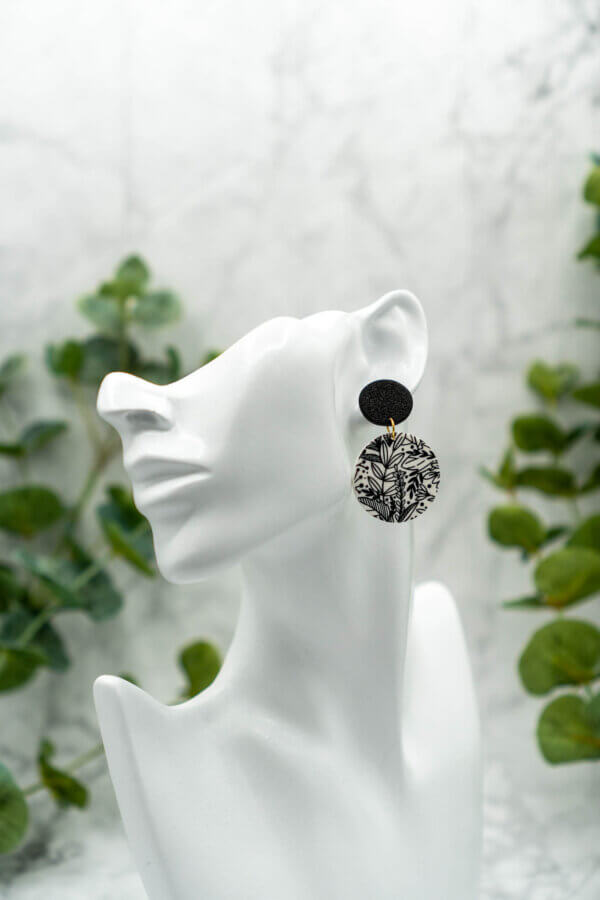 schwarz weiße Ohrringe mit floralem muster aus Polymerton handgemacht von Kreativ mit Betty