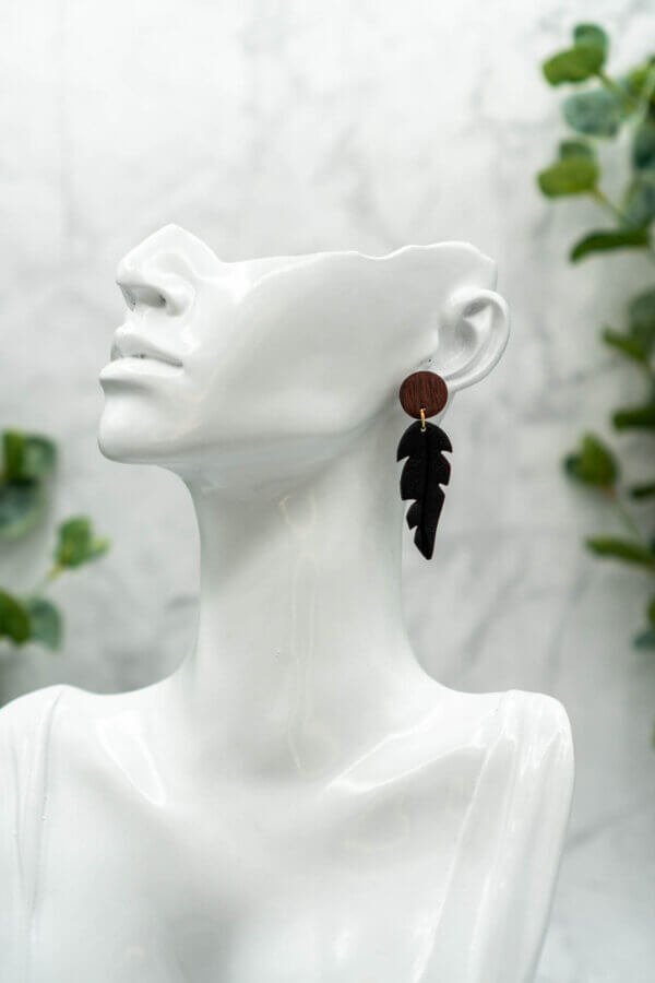 schwarz mit holzoptik und Feder - Ohrringe mit floralem muster aus Polymerton handgemacht von Kreativ mit Betty