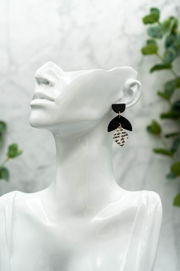schwarz weiße Ohrringe aus Polymerton mit Schrift Muster - handgemacht von Kreativ mit Betty