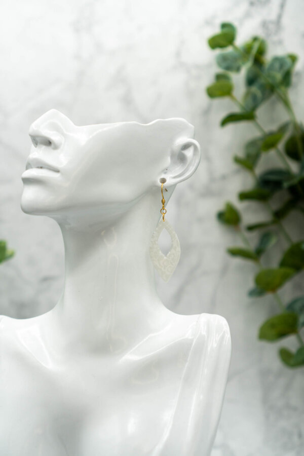 weiße halb transparente Ohrringe aus Polymerton handgemacht von Kreativ mit Betty