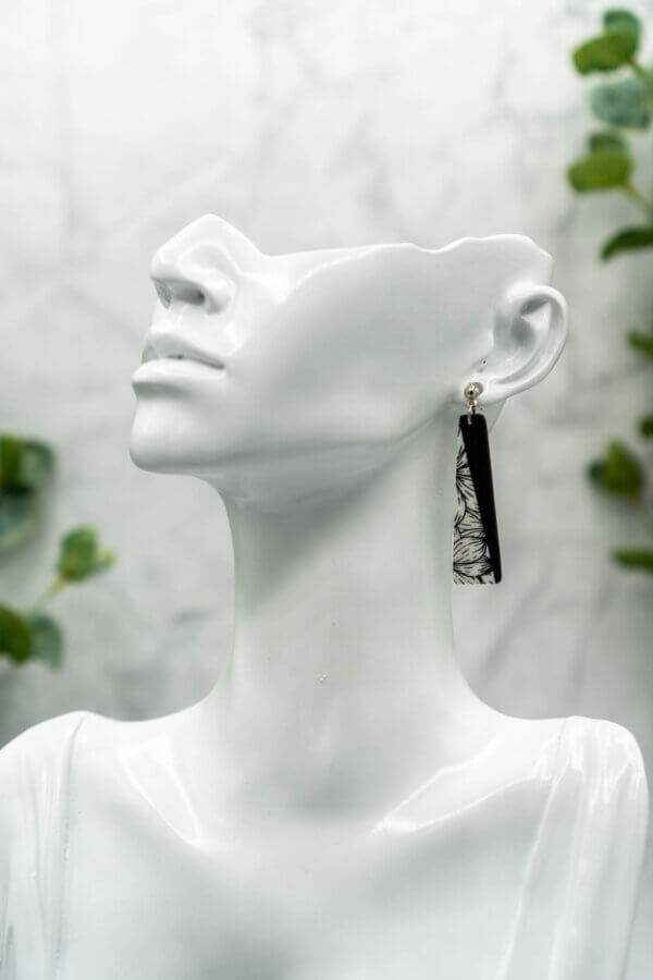 schwarz weiße Ohrringe mit floralem Muster aus Polymerton handgemacht von Kreativ mit Betty
