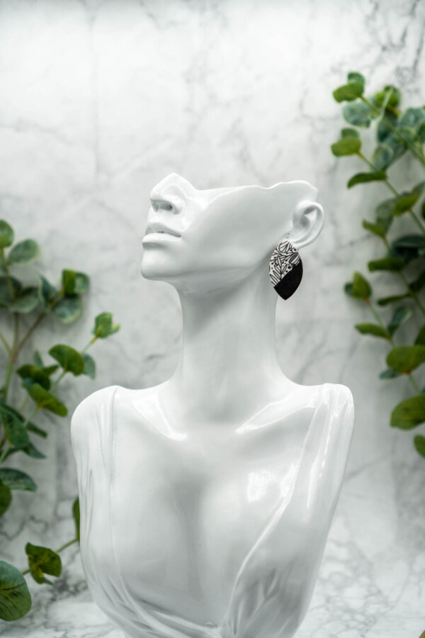 schwarz weiße Ohrringe mit floralem Muster aus Polymerton handgemacht von Kreativ mit Betty