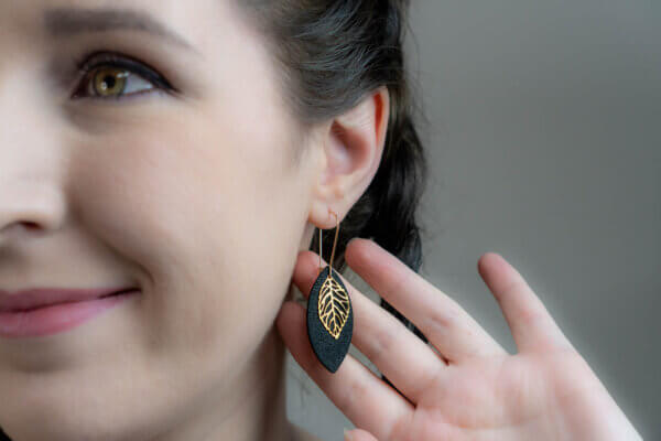 Ohrringe aus Polymerton schwarz gold mit Blatt - handgemacht von Kreativ mit Betty