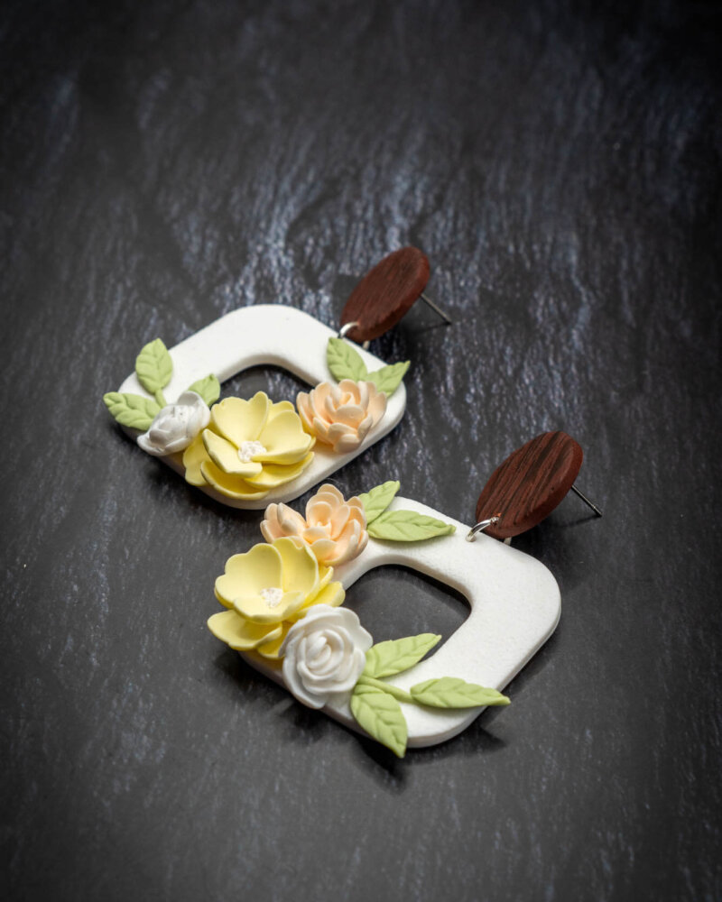 Handgemachte Ohrringe aus Polymer Clay Fimo mit modellierten Blumen in beige gelb weiß und braun mit Ohrstecker aus Edelstahl