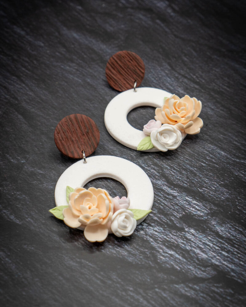Handgemachte Ohrringe aus Polymer Clay Fimo mit modellierten Blumen in beige weiß und braun mit Ohrstecker aus Edelstahl
