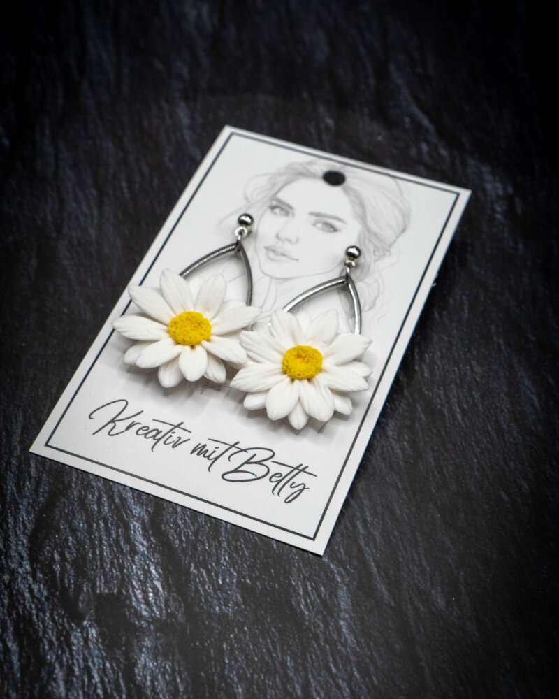 Handgemachte hängende Ohrringe aus Polymer Clay Fimo mit modellierten Blumen Margeriten in weiß und Gelb mit Ohrstecker aus Edelstahl