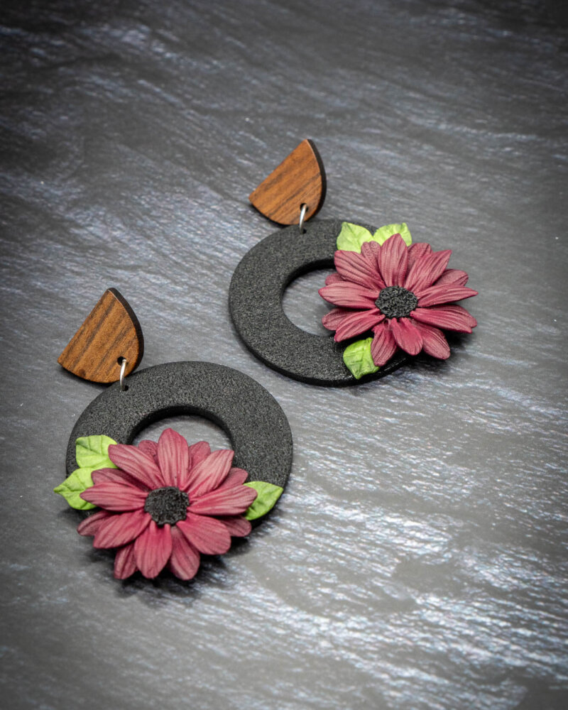 Handgemachte Ohrringe aus Polymer Clay mit modellierten Blumen in schwarz dunkelrot Bordeauxrot Burgunderrot mit Ohrstecker aus Holz und Edelstahl