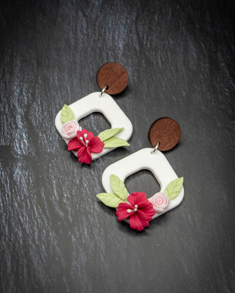 Handgemachte Ohrringe aus Polymer Clay mit modellierten Blumen in weiß pink grün braun mit Ohrstecker aus Edelstahl