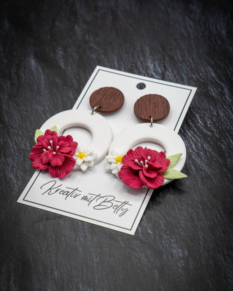 Handgemachte Ohrringe aus Polymer Clay mit modellierten Blumen in weiß pink grün braun mit Ohrstecker aus Edelstahl