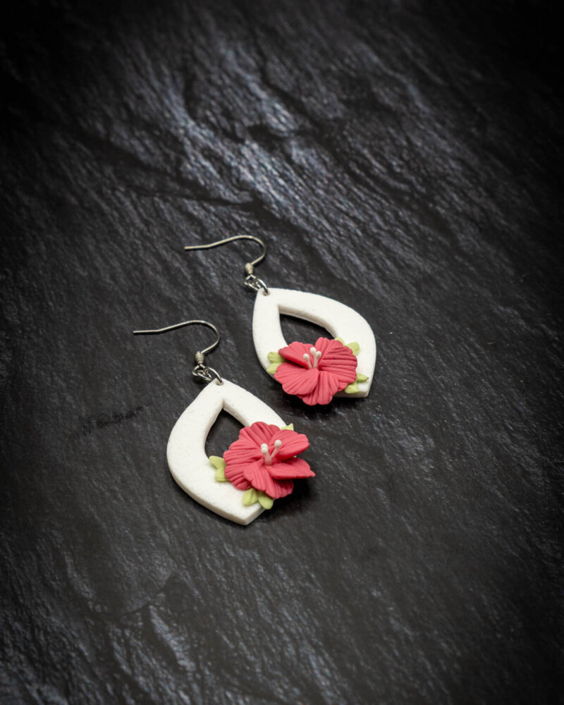 Handgemachte Ohrringe aus Polymer Clay mit modellierten Blumen in weiß pink grün mit Ohrhaken aus Edelstahl