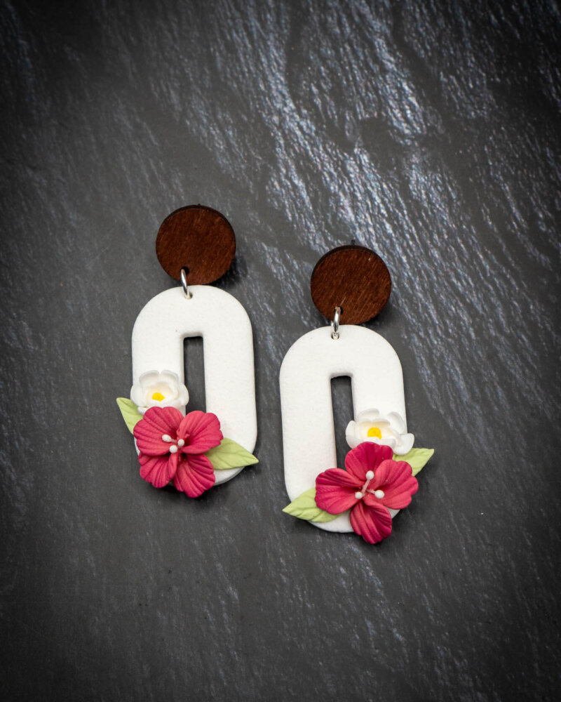 Handgemachte Ohrringe aus Polymer Clay mit modellierten Blumen in weiß pink grün braun mit Ohrsteckern aus Edelstahl