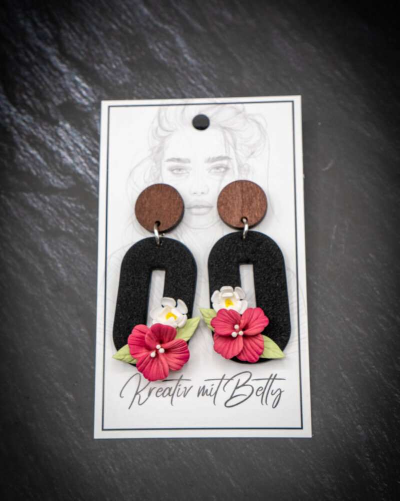 Handgemachte Ohrringe aus Polymer Clay mit modellierten Blumen in schwarz pink weiß grün braun mit Ohrsteckern aus Edelstahl