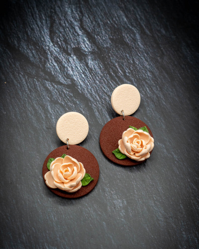 Handgemachte Ohrringe aus Polymer Clay mit modellierten Blumen in beige braun grün mit Ohrsteckern aus Edelstahl