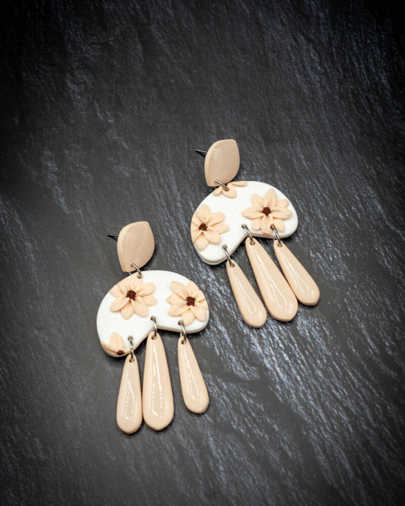 Handgemachte Ohrringe aus Polymer Clay mit modellierten Blumen und glänzenden Kunstharz, weiß beige braun mit Ohrsteckern aus Edelstahl