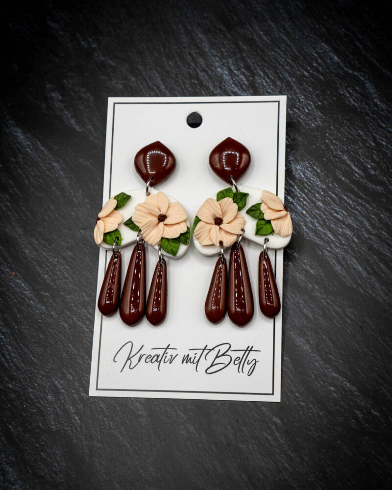 Handgemachte Ohrringe aus Polymer Clay mit modellierten Blumen und glänzenden Kunstharz, weiß beige braun mit Ohrsteckern aus Edelstahl