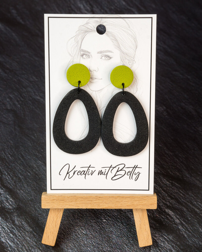 Handgemachter Ohrschmuck in hellgrün aus Österreich - einzigartig und federleicht