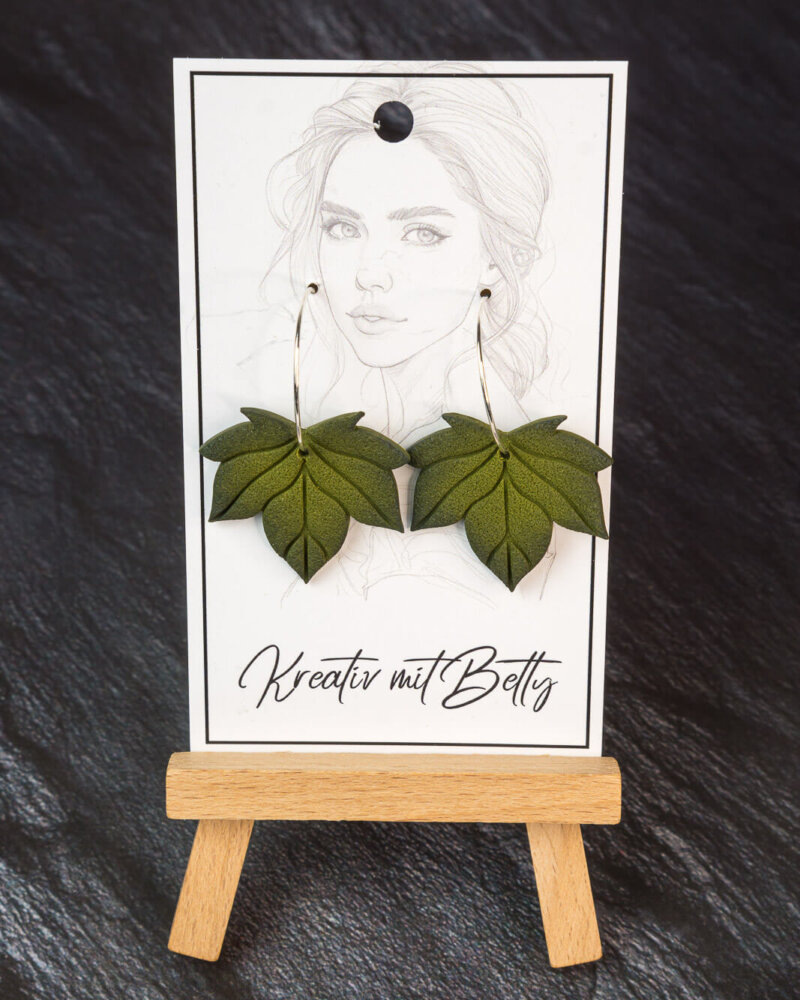 Leichte und verträgliche Ohrringe mit Blatt Weinblatt Form in olivgrün khaki – handmade by Kreativ mit Betty
