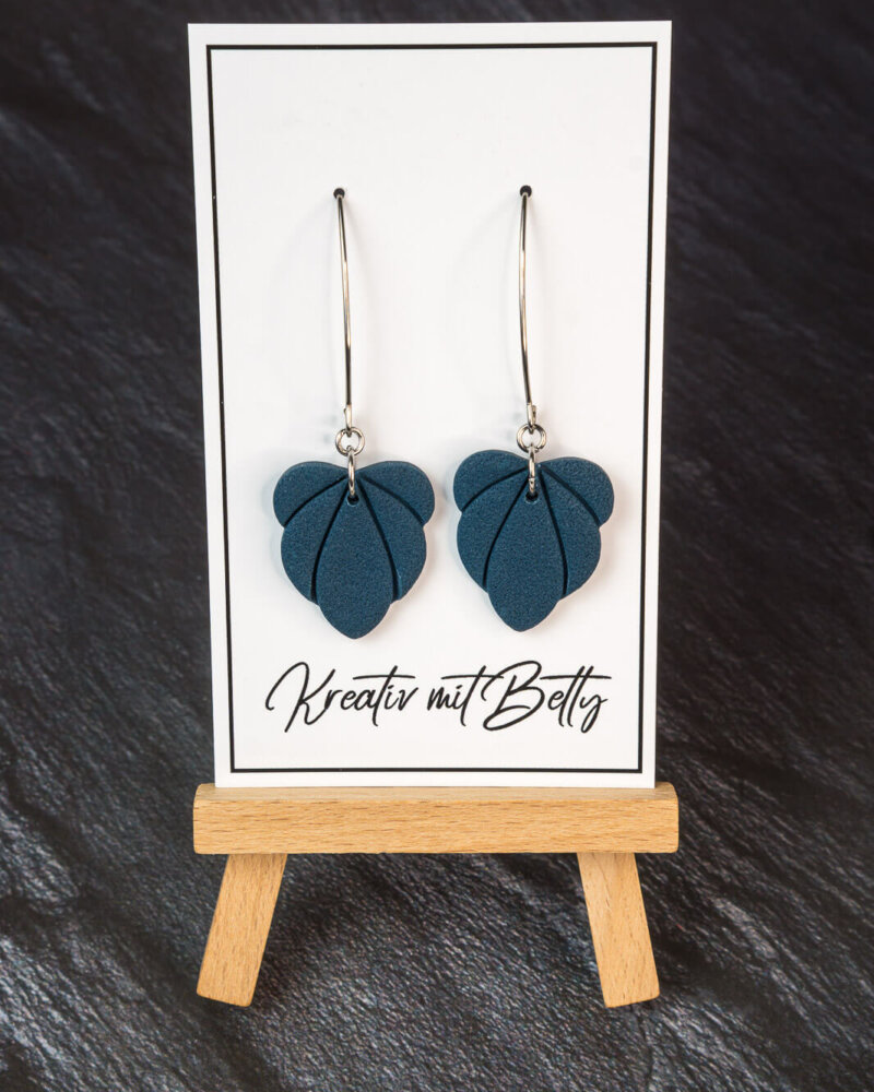 Dunkel Petrol Blaue Statement-Ohrringe aus Polymer Clay – handmade in Österreich