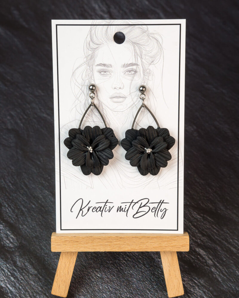 Schwarze Polymer Clay Ohrringe – handgefertigt in Österreich, hautfreundlich & elegant floral und zart