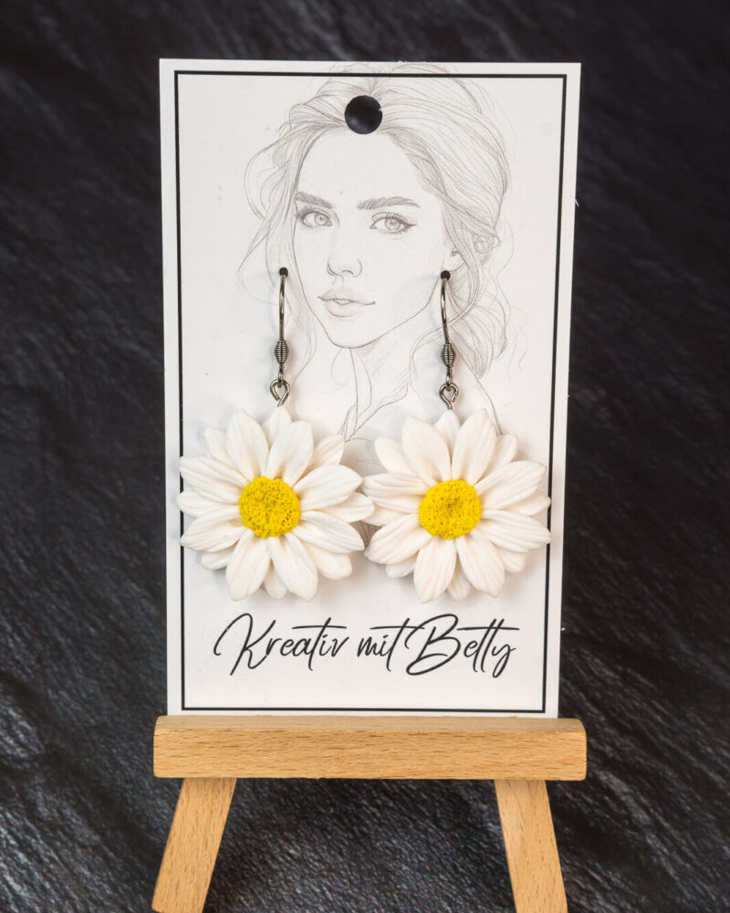 Weiße Margeriten Hängeohrringe aus Fimo – florale Form, modelliert per Hand in Austria