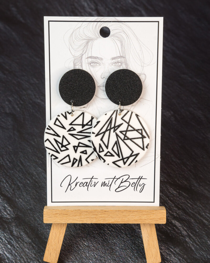 Handgefertigte Fimo-Hänger in schwarz-weiß mit geometrischem Muster – Schmuck aus Österreich für sensible Ohren