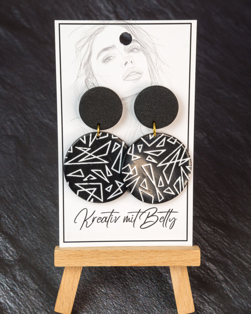 schwarz-weiße Ohrhänger mit geometrischem Muster von Kreativ mit Betty – Polymer Clay Kunst aus Österreich