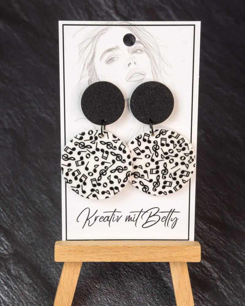 Handgemachte Ohrringe aus Polymer Clay in schwarz-weiß mit Noten Muster – stylisch & angenehm zu tragen