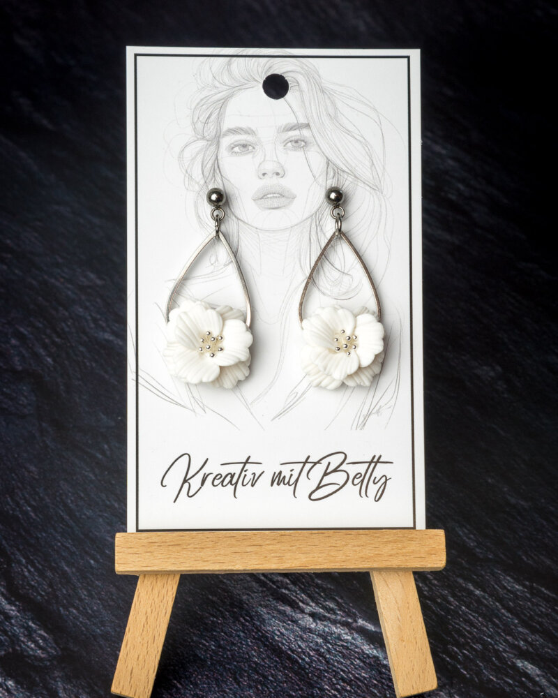 florale Blumenohrringe weiß silber aus Polymer Clay von Bettina Luger- Kreativ mit Betty