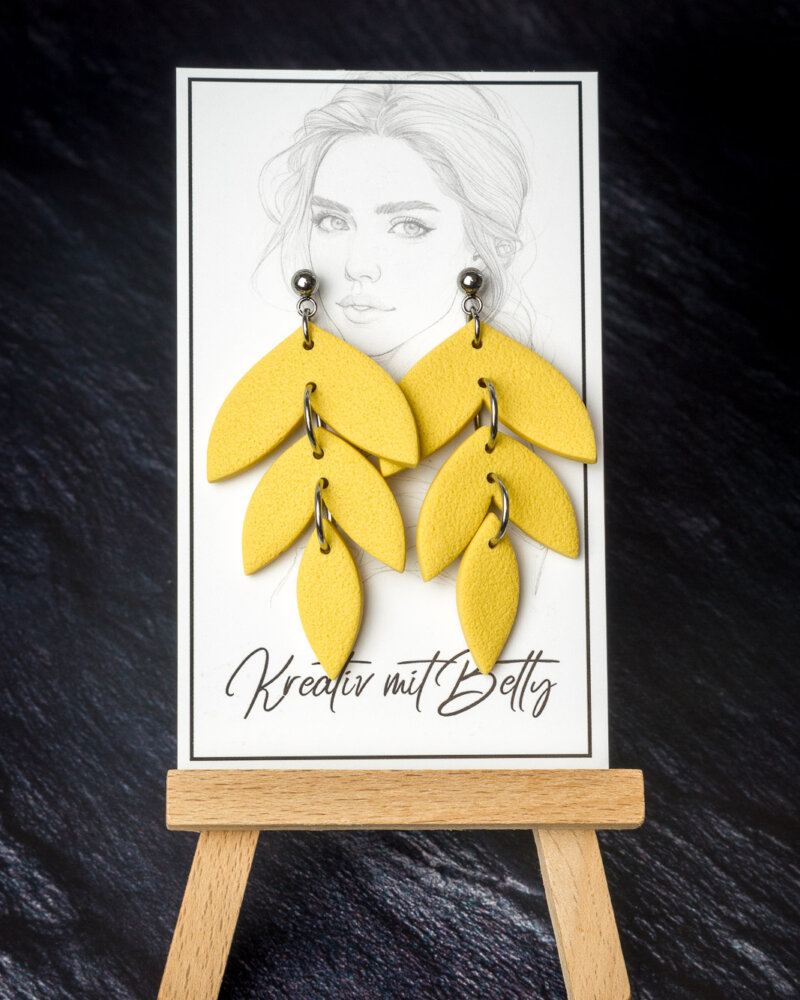 florale Blätter-Ohrringe in gelb Polymer Clay von Bettina Luger- Kreativ mit Betty