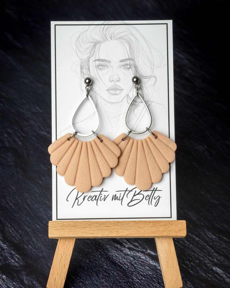 beige Ohrringe aus Polymerton von Bettina Luger- Kreativ mit Betty