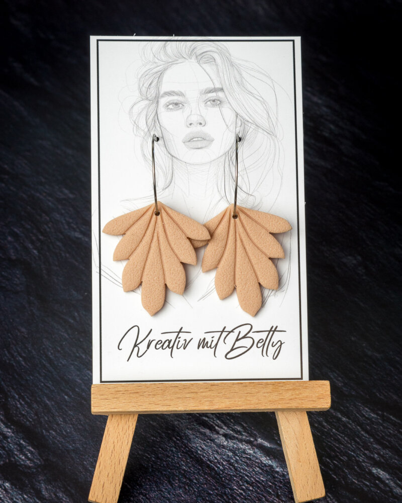 beige Ohrringe aus Polymerton von Bettina Luger- Kreativ mit Betty