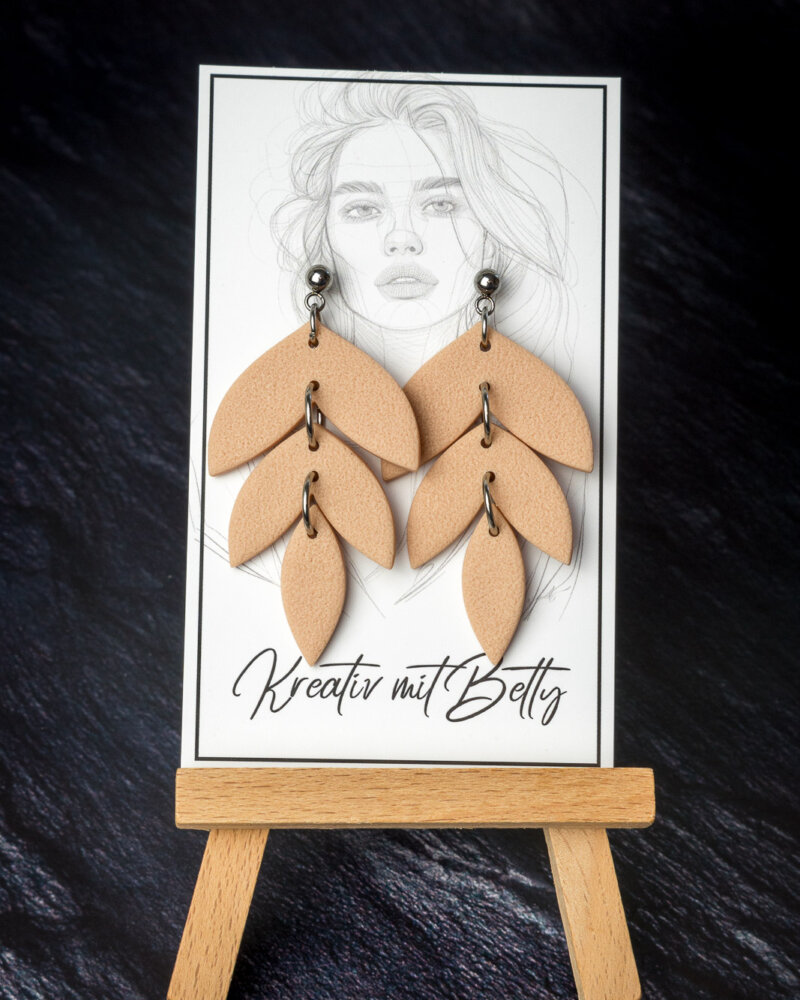 florale Blätter-Ohrringe in beige nude taupe aus Polymer Clay von Bettina Luger- Kreativ mit Betty