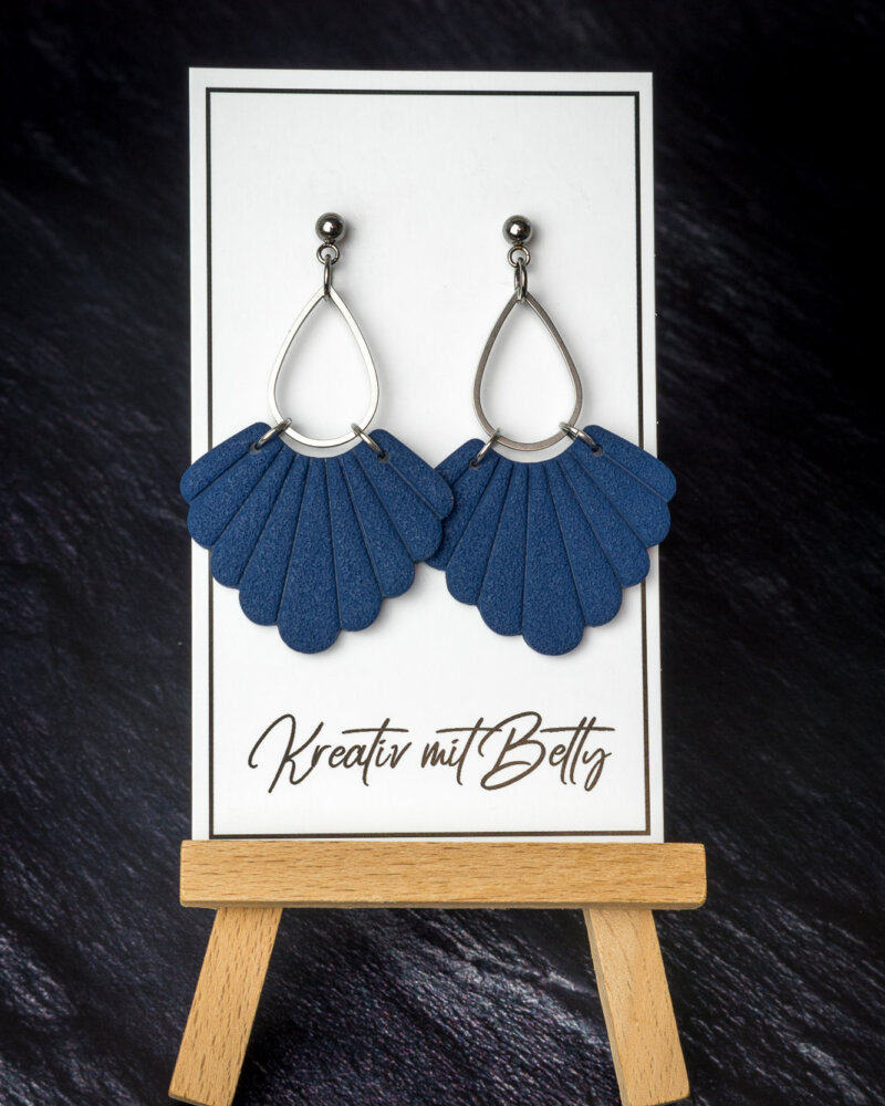 blaue dunkelblaue Ohrringe aus Polymerton von Bettina Luger- Kreativ mit Betty