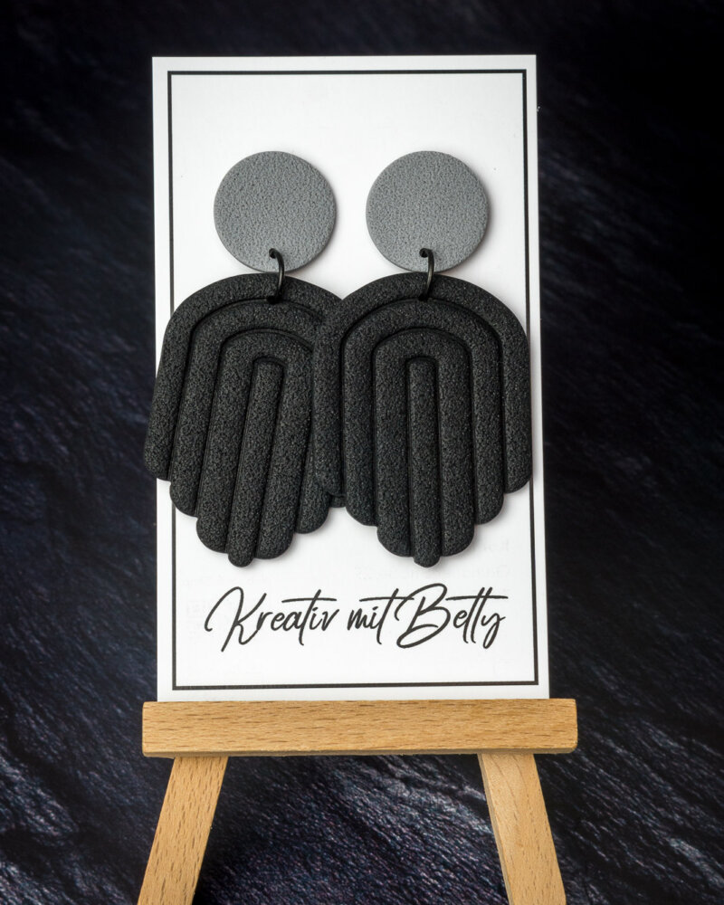 grau schwarze Statement Ohrringe aus Polymerton von Bettina Luger- Kreativ mit Betty