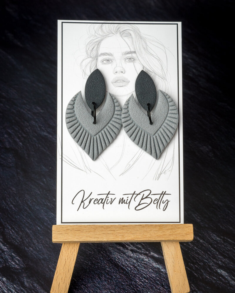 graue Ohrringe aus Polymerton von Bettina Luger- Kreativ mit Betty