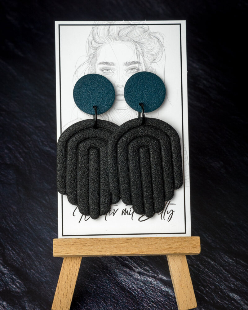 ohrringe schwarz und petrol blau - Statement Schmuck aus Pollymer Clay von Bettina Luger - Kreativ mit Betty