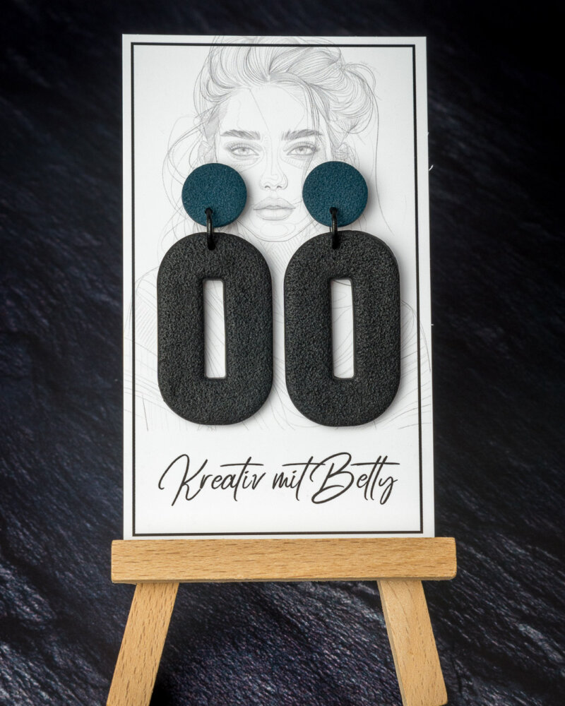 ohrringe schwarz und petrol blau - Statement Schmuck aus Pollymer Clay von Bettina Luger - Kreativ mit Betty