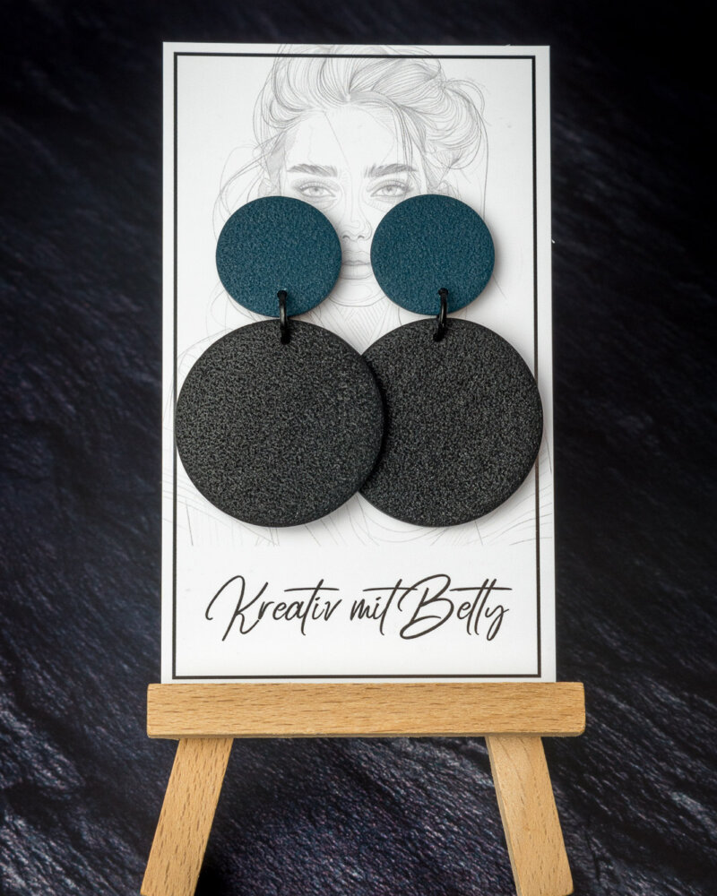 ohrringe schwarz und petrol blau - Statement Schmuck aus Pollymer Clay von Bettina Luger - Kreativ mit Betty