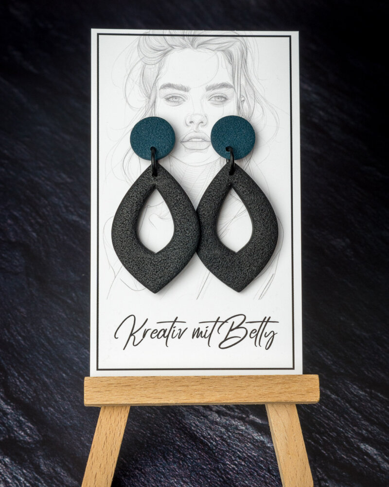 ohrringe schwarz und petrol blau - Statement Schmuck aus Pollymer Clay von Bettina Luger - Kreativ mit Betty