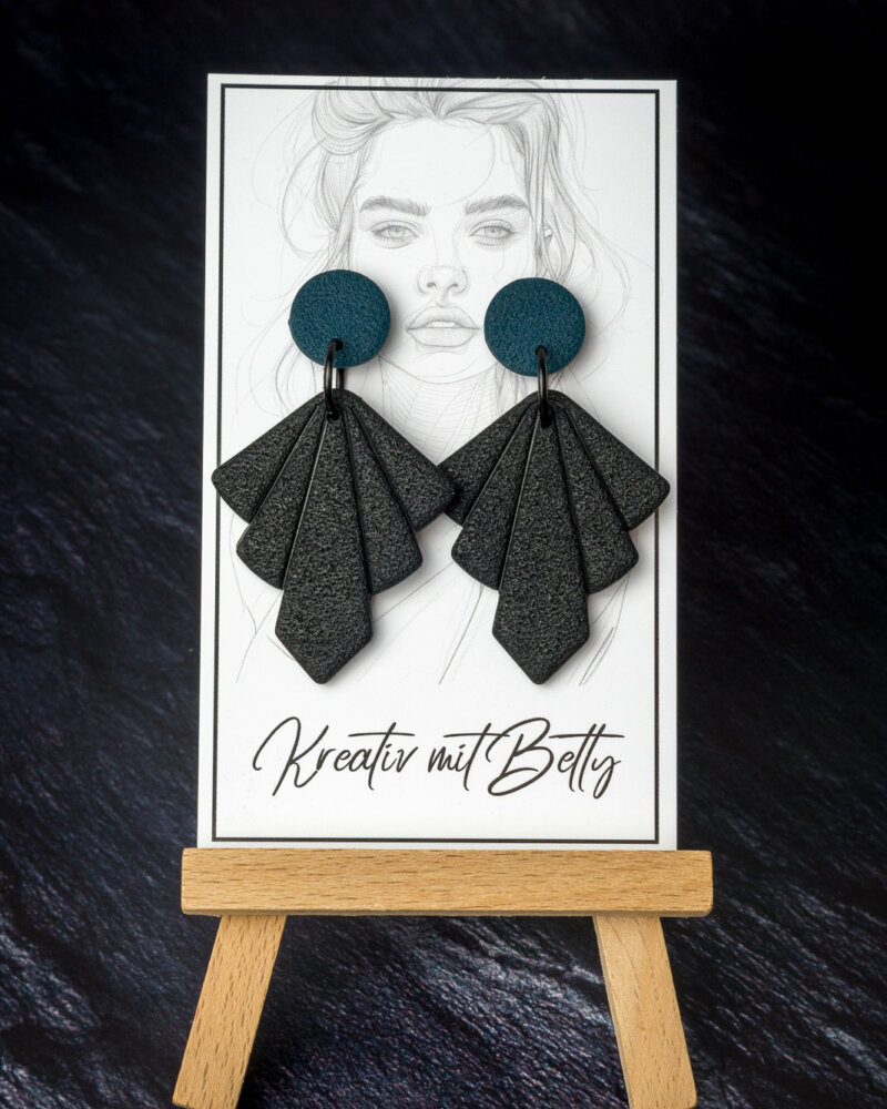 ohrringe schwarz und petrol blau - Statement Schmuck aus Pollymer Clay von Bettina Luger - Kreativ mit Betty