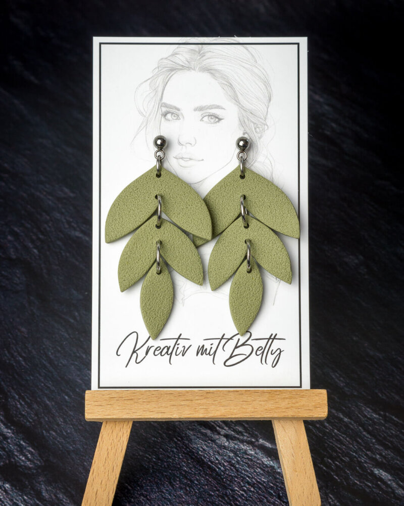 florale Blätter-Ohrringe in salbeigrün aus Polymer Clay von Bettina Luger- Kreativ mit Betty