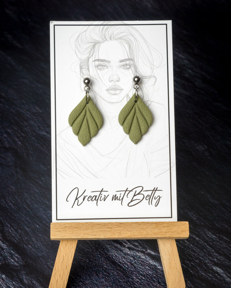 kleine salbeigrüne Ohrringe aus Polymer Clay von Bettina Luger- Kreativ mit Betty