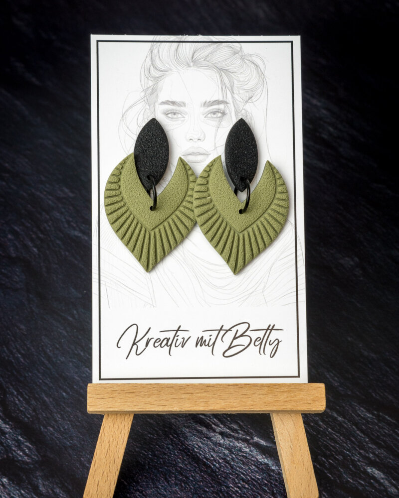 Ohrringe salbeigrün schwarz aus Polymer Clay von Bettina Luger- Kreativ mit Betty