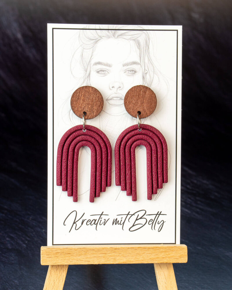 brombeer farbige ohrringe handgemacht in regenbogen form mit holz ohrstecker edelstahl